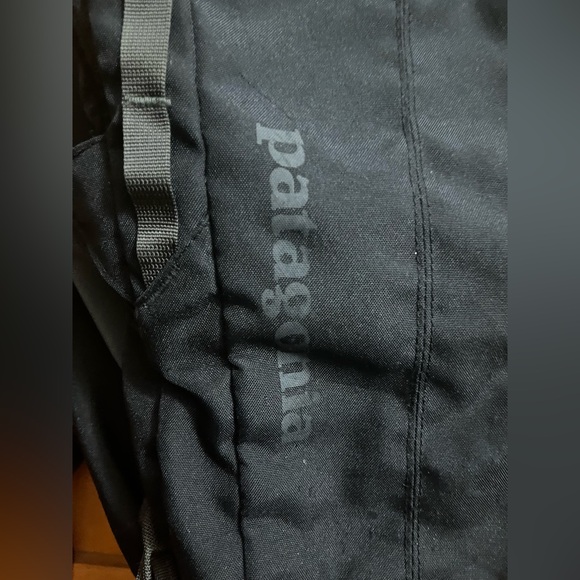 Patagonia Refugio 28L Backpack Black Hiking Daypack Laptop - Picture 2 of 9